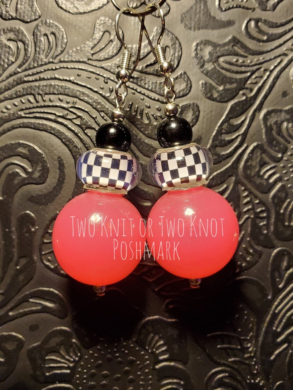 ⭐️ HANDMADE CHUNKY 20MM RETRO CHECKERED STATEMENT EARRINGS - HOT PINK - Picture 1 of 3